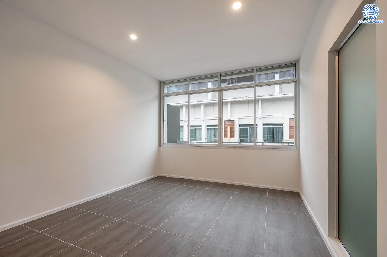 บ้านมือสองตกแต่งใหม่ โครงการ บ้านกลางเมือง มอนติคาร์โล-รัชวิภา เนื้อที่กว้าง 21.3 ตร.ว. ฟังก์ชัน 3 ห้องนอน 3 ห้องน้ำ 1 ห้องอเนกประสงค์ จอกรถได้ 2 คัน พร้อมอยู่ทันที บนทำเลเยี่ยม เชื่อมต่อถนนวิภาวดีรังสิต ใกล้รถไฟฟ้าสายสีแดง "สถานีวัดเสมียนนารี" และทางด่วน "ศรีรัช"